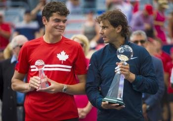 Rafael Nadal y Milos Raonic posan con sus respectivos trofeos tras la final de la Rogers Cup. (Foto: EFE )