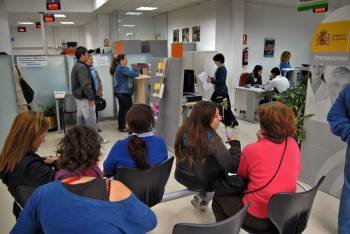 Un grupo de jóvenes en las oficinas del paro en España.