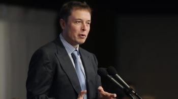 El consejero delegado de Telsa, Elon Musk,  ante uno de sus proyectos más ambiciosos. (Foto: EFE )