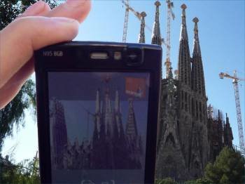 Un turista hace una foto con un móvil a la Sagrada Familia de Barcelona. (Foto: ARCHIVO)