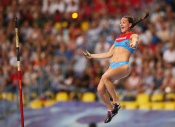 Yelena Isinbayeva celebra uno de sus saltos en la final. (Foto: EFE )