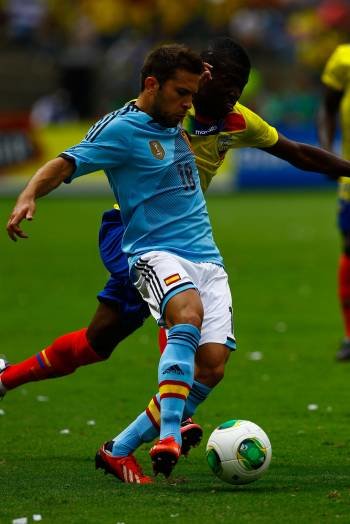 Jordi Alba pelea el balón con el ecuatoriano Valencia. (Foto: JOSÉ JÁCOME)
