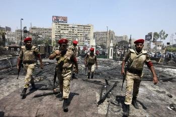 La violencia no cesa en El Cairo. Miembros del ejército patrullan una céntrica calle. (Foto: EFE)