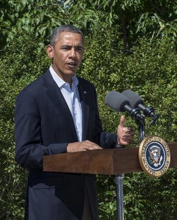 Obama interrumpió sus vacaciones en Chilmark (Massachussets, EE.UU.) para pronunciarse sobre la situación en Egipto. (Foto: EFE )