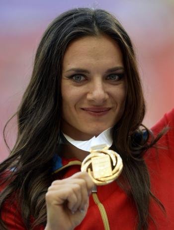 Yelena isinbáyeva luce su medalla de oro conseguida en el Luzhnikí moscovita. (Foto: EFE)