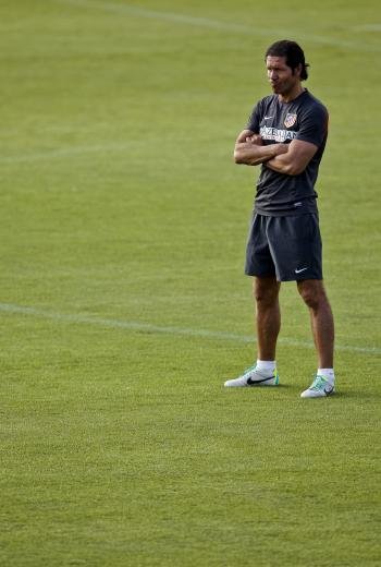 El entrenador del Atlético de Madrid,  Diego Simeone, durante un entrenamiento del equipo (Foto: EFE )