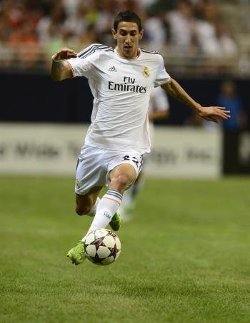 El jugador del Real Madrid Angel Di Maria conduce el balón ante el Inter de Milán  (Foto: EFE )