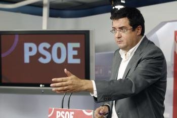 El secretario de Organización del PSOE, Óscar López, durante una rueda de prensa  (Foto: EFE )