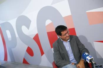 El secretario de Organización de los socialistas, Óscar Lópeza, ayer durante la entrevista. (Foto: JAVIER LIZÓN)
