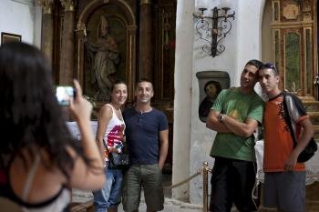 Un grupo de jóvenes se fotografía con el polémico Eccehomo del Santuario de la Misericordia.