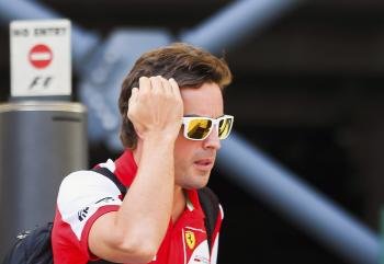 Fernando Alonso ayer a su llegada al circuito de Spa-Francorchamps (Bélgica) (Foto: EFE)