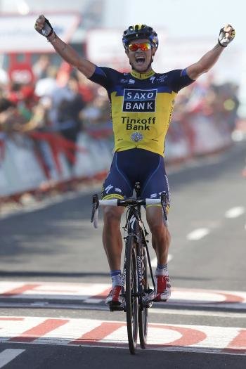 El ciclista irlandés del equipo Saxo Bank, Nicolas Roche se ha proclamado campeón de la segunda etapa de la Vuelta Ciclista a España desde Pontevedra a Baiona-Alto do Monte da Groba (Foto: EFE )