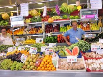 Un puesto de fruta a disposición de los clientes en un mercado.