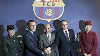 El presidente del Barcelona, Sandro Rosell, junto al consejero delegado de Qatar Airways, Akbar Al Baker (c), escenifican el acuerdo entre ambas entidades. (Foto: EFE )