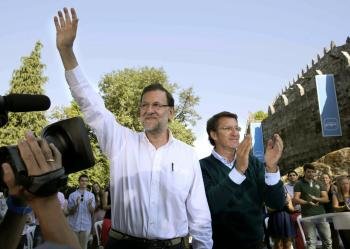 Rajoy y Núñez Feijóo saludan a su llegada a Soutomaior. (Foto: efe)