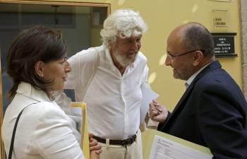 Yolanda Díaz y Xosé Manuel Beiras charlan con Abel Losada al término de la junta de portavoces. (Foto: VICENTE PERNÍA)