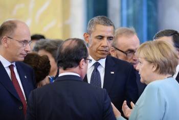 El primer ministro italiano, Enrico Letta; Barack Obama, la canciller Merkel y Hollande, ayer en la cumbre. (Foto: RAMIL SITDIKOV)