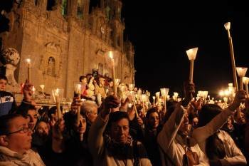 Un grupo de fieles alza los cirios durante la celebración nocturna frente al templo de Los Milagros. (Foto: JOSÉ PAZ)