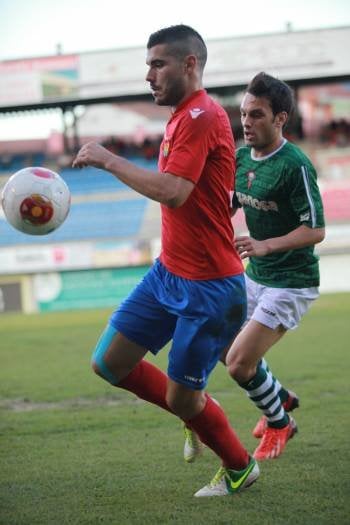El ourensanista Alex Fernández intenta controlar el balón ante la presión de un rival. (Foto: JOSÉ PAZ)