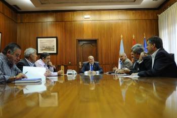 Baltar (en el centro), en la reunión con los alcaldes y representantes de los concellos ourensanos que pertenecen a la Ribeira Sacra.  (Foto: MARTIÑO PINAL)