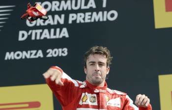 Alonso, el domingo en el podio de Monza. (Foto: D. DAL ZENNARO)