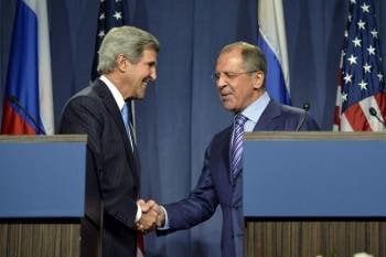 Kerry y Lavrov se saludan durante su encuentro en Ginebra. (Foto: MARTIAL TREZINI)