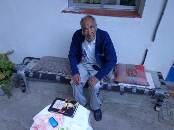 Luis Naranjo, se recupera en la aldea de Carballeda, después de recibir el alta en el hospital. (Foto: J.C.)
