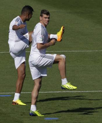 Bale, ayer junto a Casemiro durante el entrenamiento. (Foto: S. BARRENECHEA)