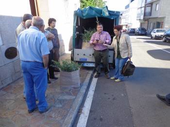 Manoli González con los agricultores de Manzaneda que plantaron los 2.500 primeros olivos.. (Foto: J.C.)