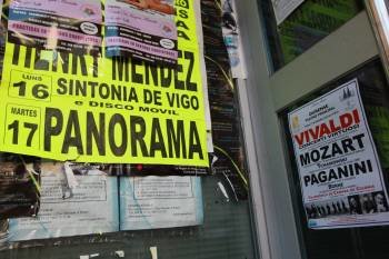 A la derecha, el cartel del concierto del Teatro Principal que firma también la Fundación Novacaixagalicia. (Foto: JOSÉ PAZ)