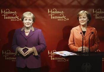 El museo de cera Madame Tussauds de Berlín muestra la nueva figura de la canciller (izquierda) y la antigua. (Foto: JENS KALEANE)