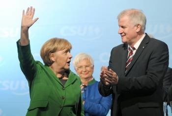 Merkel y el primer ministro de Bavaria, Horst Seehofer, en Munich. (Foto: A. GEBERT.)