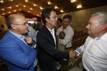 Manuel Baltar y Feijóo saludan a los asistentes a la convención popular en Baños de Molgas. (Foto: XESÚS FARIÑAS)