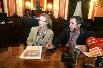 Ana Garrido y el técnico de Cultura, Manuel Freire, en una presentación anterior. (Foto: MARCOS ATRIO)