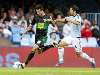 El delantero del Elche Manu del Moral (i) con el balón ante el centrocampista del Celta Álex López (d) (Foto: efe)