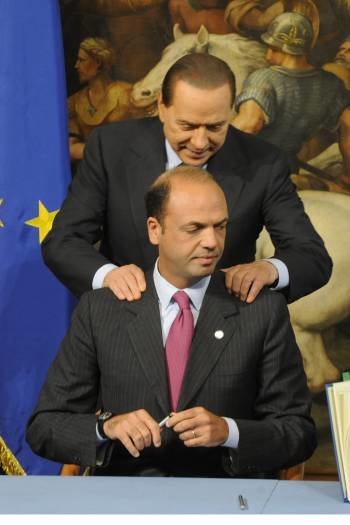 Silvio Berlusconi saluda a Angelino Alfano, su 'número dos'.