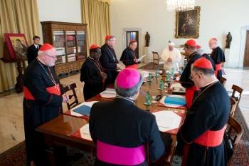 Francisco, en oración con varios cardenales en la Biblioteca de su residencia en la Ciudad del Vaticano. (Foto: O. ROMANO)