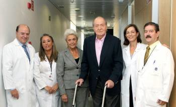 El rey, con la directiva del hospital Pilar Muro, la gerente Lucía Alonso, y parte del equipo médico. (Foto: BORJA)
