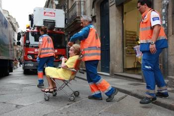 La mujer herida es trasladada hacia una ambulancia. (Foto: JOSÉ PAZ)