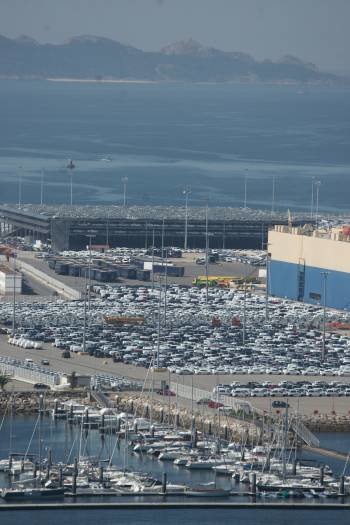 Coches destinados a la exportación en el puerto de Vigo. (Foto: VICENTE)