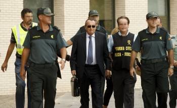 Carlos Fabra a su llegada a los juzgados de Castellón. (Foto: D. CASTELLÓ )