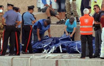 Varios cuerpos de las víctimas del naufragio, en el puerto de la isla italiana de Lampedusa. (Foto: ETTORE FERRARI)