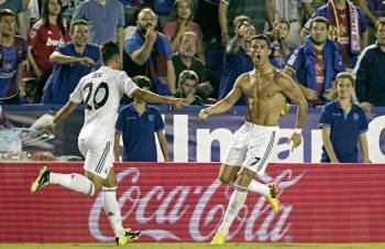 Ronaldo celebra, sin camiseta, el gol de la victoria en Valencia. (Foto: MANUEL BRUQUE)