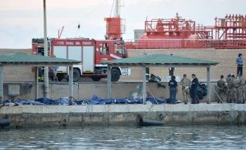 Cadáveres recuperados dispuestos en fila en el muelle del puerto de Lampedusa. (Foto: ETTORE FERRARI)