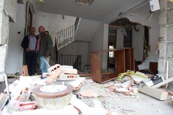 Aspecto del interior de la Casa Consistorial, tras la explosión del artefacto casero. (Foto: JOSÉ PAZ)