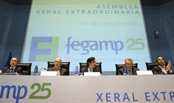 La mesa presidencial de la Fegamp, durante la asamblea extraordinaria en Santiago. (Foto: LAVANDEIRA JR)