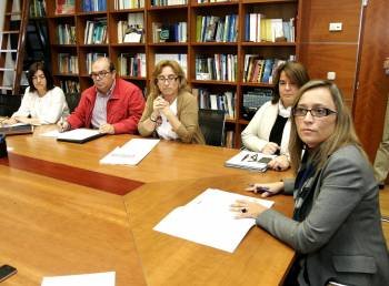 Elena Muñoz, durante la reunion con los representantes de CCOO y UGT.  (Foto: XOÁN REY)