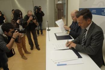 Manuel Baltar y Agustín Hernández, en la firma del convenio, ante los periodistas. (Foto: MIGUEL ÁNGEL)