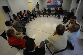 Reunión de cargos socialistas, ayer en la sede de Ourense. (Foto: M. PINAL)