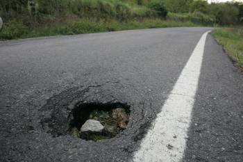 Uno de los baches aparecidos en la carretera de Soutomel. (Foto: MARCOS ATRIO)